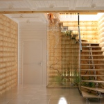 Дизайн лестницы в бревенчатом коттедже